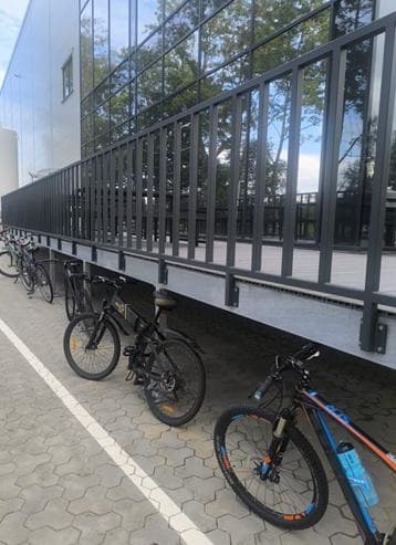 Garas tumšas tērauda margas gar ēkas galeriju