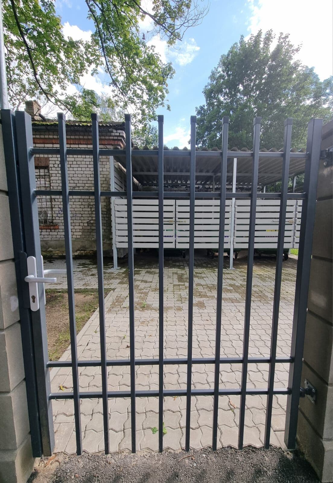 Tērauda vārtiņi metāla žogā
